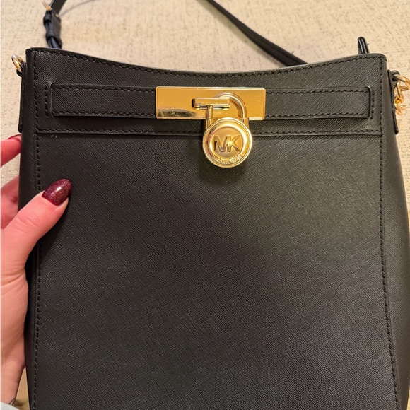 Michael Kors Elegant Black Shoulder Bag with Gold Accents - Picture 2 of 7